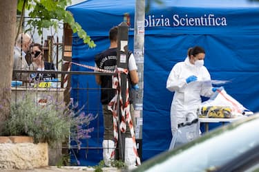 Il cadavere della donna scoperto questo pomeriggio a Roma è stato trovato in un carrello della spesa che si trovava accanto ad un cassonetto dell'immondizia (e non all'interno, come si era appreso in un primo momento), 28 giugno 2023. Il macabro ritrovamento è stato fatto in via Stefano Borgia nel quartiere Primavalle. Sul posto gli agenti della Squadra Mobile, i colleghi del commissariato locale e la scientifica per i rilevi.
ANSA/MASSIMO PERCOSSI