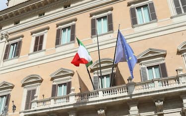 ROMA - INGRESSI A MONTECITORIO DEI NUOVI DEPUTATI DEL PD, GIORNALISTI E CAMERAMEN ALL'ESTERNO (ROMA - 2013-03-11, ANTONIA CESAREO) p.s. la foto e' utilizzabile nel rispetto del contesto in cui e' stata scattata, e senza intento diffamatorio del decoro delle persone rappresentate
