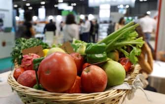 epa09454890 A basket with fruits and vegetables is on display during the opening day of the Organic Food Iberia Fair held at the Ifema pavilion in Madrid, Spain, 08 September 2021. The fair, that runs until 09 September, aims to showcase an industry of organic and natural food that has risen amid the coronavirus disease (COVID-19) pandemic.  EPA/Juan Carlos Hidalgo