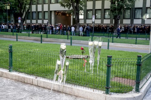 The line of hundreds of people, arriving as early as 7:00 this morning, lined up to pay their last respects to Giorgio Armani at his theatre on Via Bergognone, Milan, which houses the great designer's funeral chapel, which opens at 9:00. There are two lines to get inside: one reserved for Giorgio Armani employees, one for the general public. Milano, 6 settembre 2025. ANSA/MOURAD BALTI TOUATI