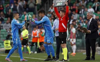 epa10475571 Valladolid's goalkeeper Jordi Masip (L) is substituted for Alvaro Aceves (2-L) during the Spanish LaLiga soccer match between Real Betis and Real Valldolid, in Seville, Andalusia, Spain, 18 February 2023.  EPA/JULIO MUNOZ