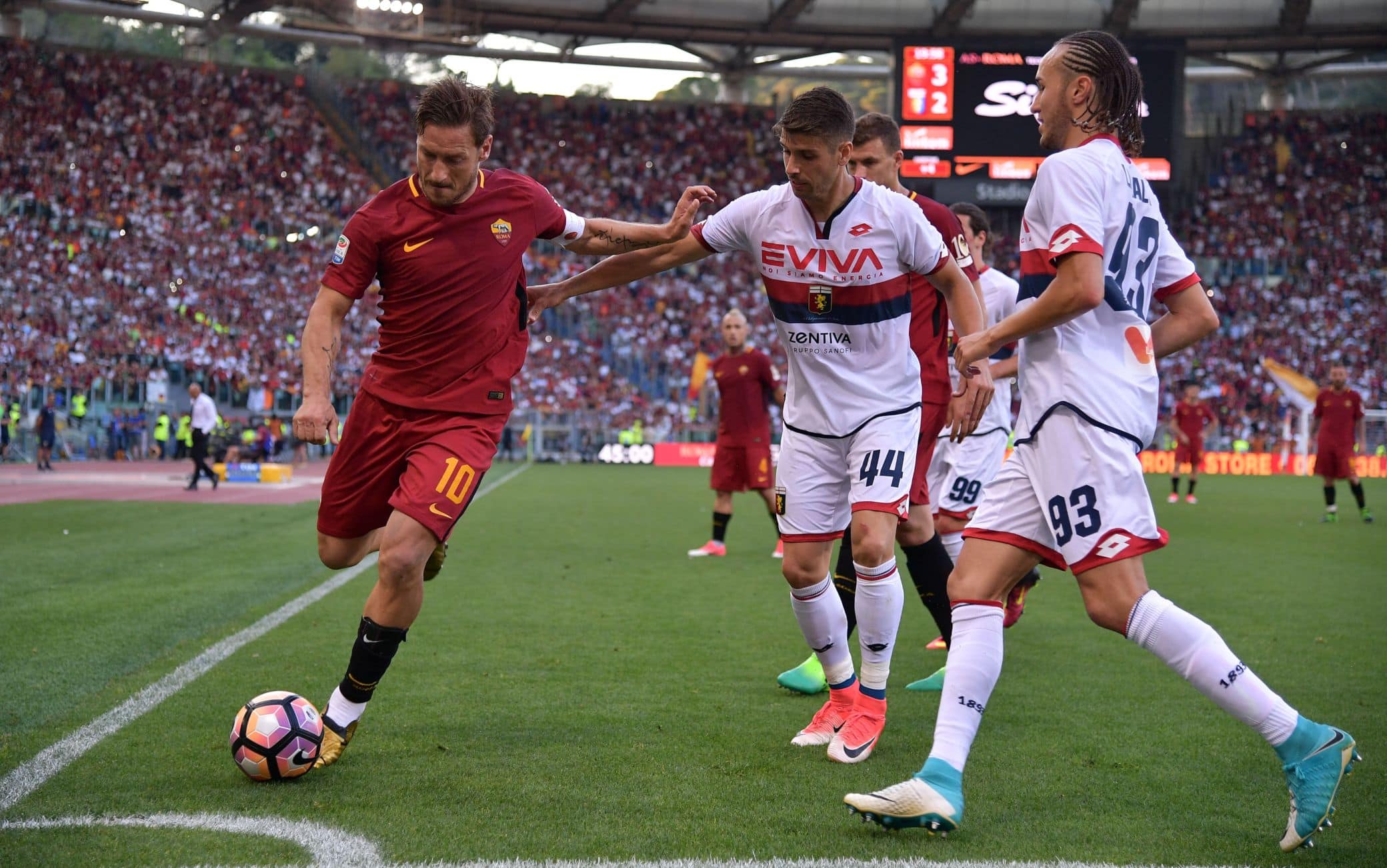 L'ultimo pallone della carriera di Totti, difeso sulla bandierina in Roma-Genoa del maggio 2017 L'ultimo pallone della carriera di Totti, difeso sulla bandierina in Roma-Genoa del maggio 2017
