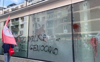 Danneggiata la vetrina di UniCredit in via Pola a Milano, dove sta passando il corteo nazionale per chiedere la fine della guerra a Gaza, 12 aprile 2025. "UniCredit complice del genocidio" hanno scritto con la vernice alcuni manifestanti, infrangendo il vetro, tanto che alcuni attivisti invitavano i presenti ad allontanarsi per il rischio che cadesse la vetrina.
ANSA/FEDERICA ZANIBONI