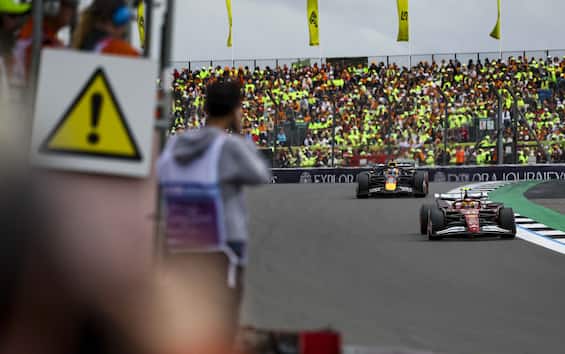 https://static.sky.it/editorialimages/a1facebf479b5aaa70dab7653d42fd51850c1efe/skysport/it/motori/formula-1/video/2025/07/06/f1-gp-silverstone-2025-capelli-commento-video/verstappen-ipa_silverstone-ok_hamilton.jpg?im=Resize,width=565