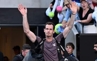 epa11078852 Andy Murray of Great Britain waves to the crowd as he exits the court following his first round loss to Tomas Martin Etcheverry of Argentina on Day 2 of the 2024 Australian Open at Melbourne Park in Melbourne, Australia, 15 January 2024.  EPA/JAMES ROSS  AUSTRALIA AND NEW ZEALAND OUT