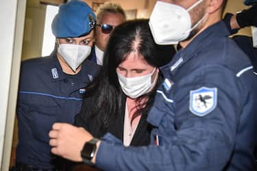 Alessia Pifferi, la 37enne arrestata a Milano per omicidio volontario aggravato per aver abbandonato per sei giorni in casa la piccola Diana, la figlia di un anno e mezzo morta di stenti, arriva in tribunale a Milano, 14 ottobre 2022. ANSA/MATTEO CORNER