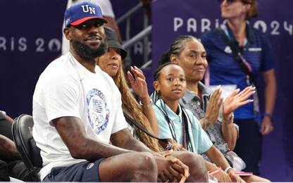 LeBron sugli spalti a tifare Team USA 3x3. VIDEO