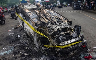 Un'auto incendiata fuori dallo stadio di di Malang