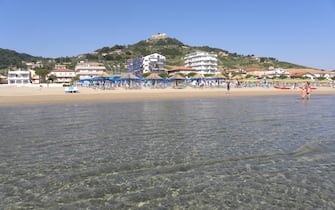 Una veduta della spiaggia e del mare di Silvi Marina (Teramo), in una immagine del giugno 2012.
ANSA/GABRIELE DE RENZIS