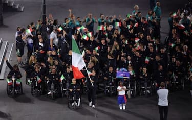 Paralimpiadi, l'Italia sfila e Mattarella applaude