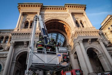 Un momento dell' intervento dei vigili del fuoco in piazza Duomo per alcuni calcinacci caduti dalla facciata della Galleria Vittorio Emanuele Milano 24 Gennaio 2024
ANSA/MATTEO CORNER
