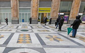 Nessuna calca e distanza di sicurezza tra i clienti davanti all'ufficio postale in Galleria Umberto a  Napoli dopo il  piano delle Poste Italiane di ergare lE pensionI in anticipo ed in ordine alfabetico, 26 marzo 2010
ANSA / CIRO FUSCO