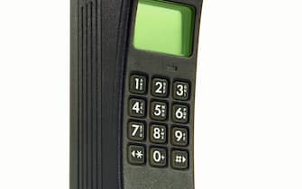technics, telephone, mobile radio, Motorola international 3200, epithet bone, was well-known as "Motorola-Knochen" (Motorola bone), mobile phone, first GSM telephone, 520 g, standby: 15 hour, operating time: 110 minutes, USA, 1992, Additional-Rights-Clearences-Not Available