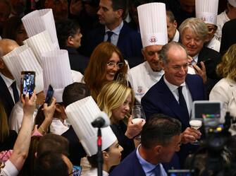 La premier Giorgia Meloni e il presidente della Regione Veneto Luca Zaia alla 55/ma edizione del Vinitaly a Verona, 03 aprile 2023. ANSA/ FILIPPO VENEZIA