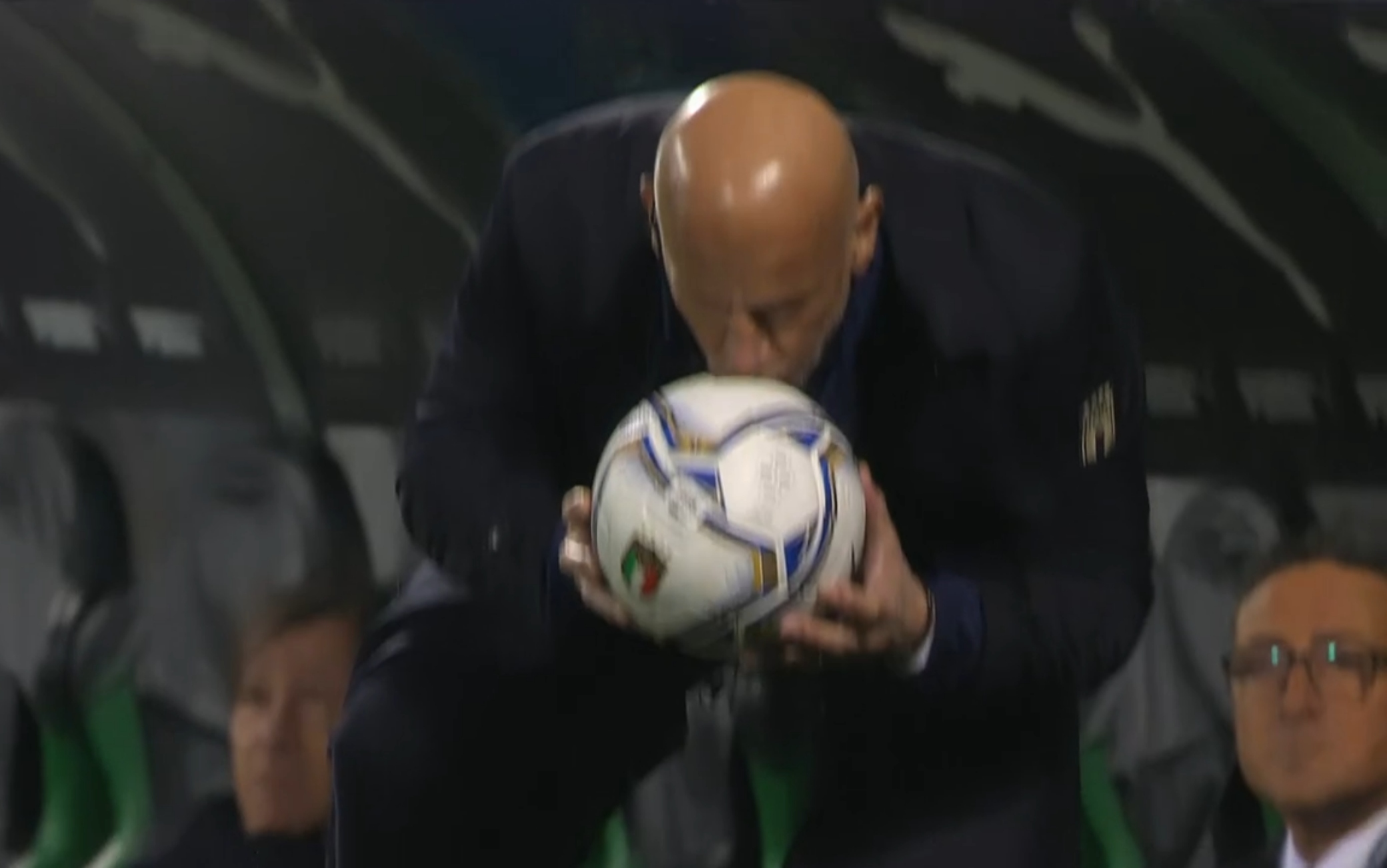 Il bacio di Vialli al pallone durante Italia-Polonia del 2020 Il bacio di Vialli al pallone durante Italia-Polonia del 2020