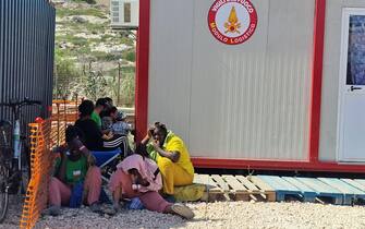 I migranti sbarcati dalle navi che li hanno salvati affollano le strade e l'hotspot a Lampedusa, 14 settembre 2023.ANSA/Concetta Rizzo