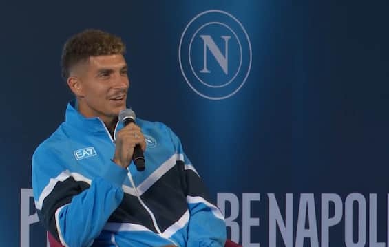 https://static.sky.it/editorialimages/a2d5b68a0d9b16eda209d36f77820f7799233538/skysport/it/calcio/serie-a/video/2025/07/20/napoli-di-lorenzo-canta-pedro-video/di_lorenzo_napoli_screen.jpg?im=Resize,width=565