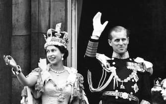 Elisabetta indossa l'Imperial State Crown nel 1953
