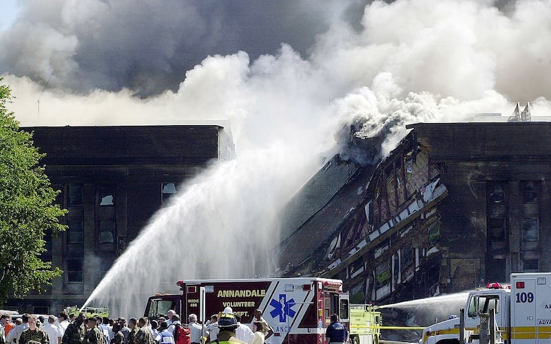 Torri gemelle 394320 05: Fire fighters struggle to contain a spreading fire after a highjacked commercial jetliner crashed into the Pentagon September 11, 2001 in Arlington, Virginia. The Pentagon terrorist attack followed an attack on the twin towers of the New York World Trade Center in what is being called the worst terrorist attack in history. (U.S. Air Force Photo by TSgt Jim Varhegyi via Getty Images)