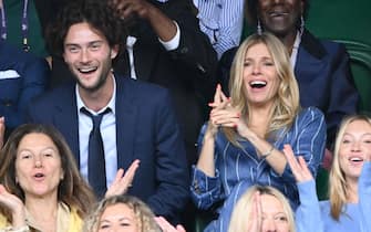 LONDON, ENGLAND - JULY 09: Oli Green and Sienna Miller react as they attend day seven of the Wimbledon Tennis Championships at the All England Lawn Tennis and Croquet Club on July 09, 2023 in London, England. (Photo by Karwai Tang/WireImage)