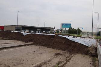 La barriera di terra costruita per contenere l acqua a Fornace Zarattini, nella periferia ovest di Ravenna, 20 maggio 2023. ANSA/ GIANLUIGI BASILIETTI