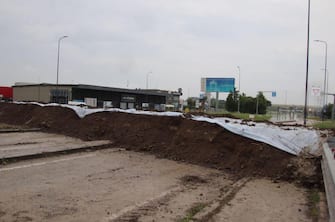 La barriera di terra costruita per contenere l acqua a Fornace Zarattini, nella periferia ovest di Ravenna, 20 maggio 2023. ANSA/ GIANLUIGI BASILIETTI