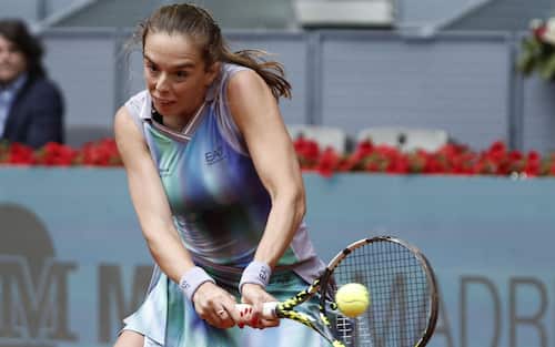 epa12046409 Lucia Bronzetti of Italy in action against Naomi Osaka of Japan during their round of 128 match of the Mutua Madrid Open in Madrid, Spain, 22 April 2025. The Mutua Madrid Open runs from 21 April to 04 May 2025.  EPA/SERGIO PEREZ