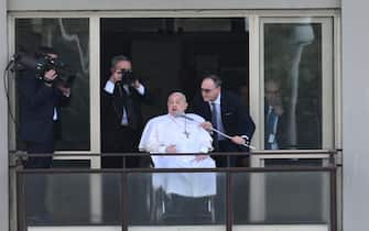 Papa Francesco saluta e benedice i fedeli dalla finestra del Policlinico Gemelli, dove è stato ricoverato per 37 giorni, oggi il pontefice sarà dimesso dall'ospedale per tornare a Santa Marta in Vaticano, Roma, 23 marzo 2025. 
ANSA/ALESSANDRO DI MEO
/////
Pope Francis greets and blesses faithful from the window of the Policlinico Gemelli hospital, where he has been hospitalised for 37 days, today the Pontiff will be discharged from hospital to return to Santa Marta in the Vatican City, Rome, Italy, 23 March 2025. 
ANSA/ALESSANDRO DI MEO