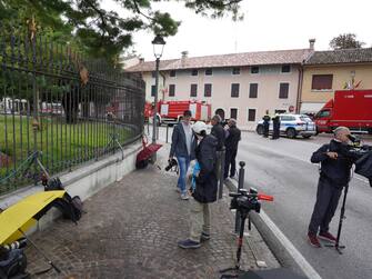 La strada dove un uomo di 55 anni, un ingegnere che aveva fatto il servizio militare proprio nell'Arma negli anni Novanta,  si è barricato in casa nel centro di Cordovado, in provincia di Pordenone,  31 Agosto 2023. ANSA/MAURO ZOCCHI