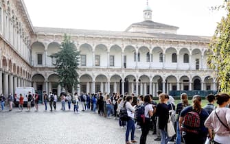Gli studenti in fila per effettuare i test di Medicina e Odontoiatria all'Universita' Statale a Milano, 3 settembre 2020.ANSA/Mourad Balti Touati