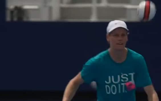 https://static.sky.it/editorialimages/a3194ee5f1a99cd332fd69fd2af9f7bcd4476577/skysport/it/tennis/video/2025/08/08/sinner-atp-cincinnati-allenamento-video-1028247/sinner_calciotennis-stamp.jpg?im=Resize,width=565