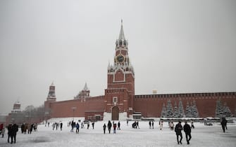 epa10380167 People walk on the Red Square in front of Moscow Kremlin during a snowfall in downtown Moscow, Russia, 28 December 2022.  EPA/MAXIM SHIPENKOV