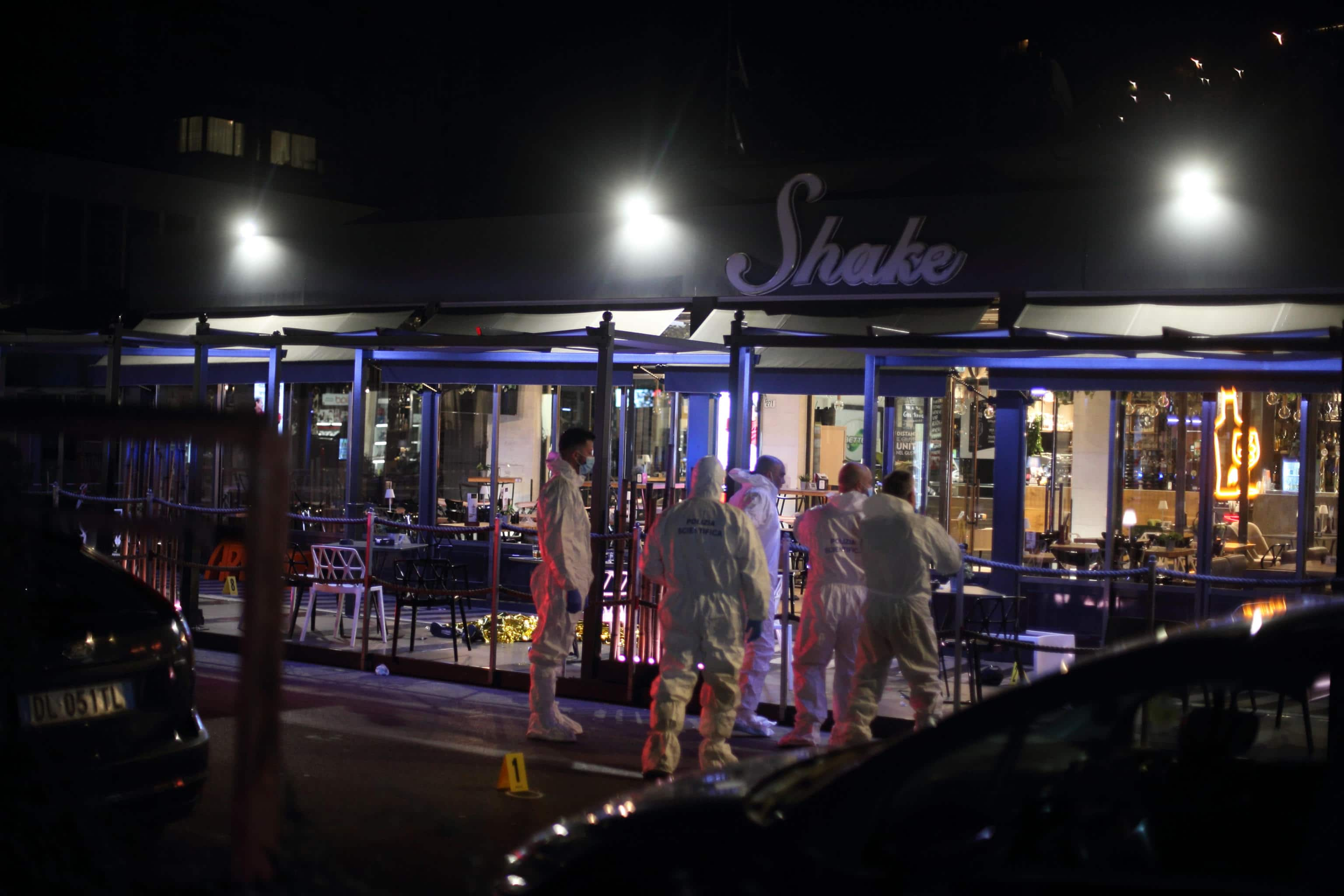 È morta una delle quattro persone rimaste ferite questa sera dai colpi di pistola esplosi nel bar Shake in via Aldo Moro, nella zona commerciale di Frosinone, 09 marzo 2024. Il decesso è avvenuto sul marciapiedi all'ingresso del bar dove il personale sanitario del 118 ha tentato di rianimare il paziente ma senza successo. Non risultano gravi invece gli altri tre feriti, tutti portati al pronto soccorso dell'ospedale Spaziani.
ANSA/ANTONIO NARDELLI