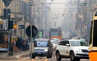 Smog e traffico a Milano, 19 gennaio 2021. ANSA / PAOLO SALMOIRAGO