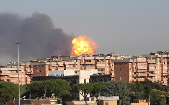 Esplosione a Roma, incendio in distributore benzina: diversi feriti, alcuni gravi. LIVE