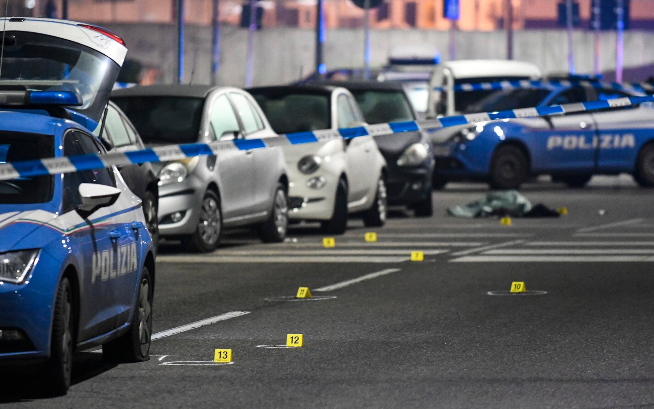 Agenti della polizia e della Scientifica sul luogo dove un uomo che  ha aggredito dei passanti per strada, armato di un grosso coltello, è stato ucciso dagli agenti intervenuti a  Milano,  23 Febbraio,  2021. 
ANSA/Andrea Fasani