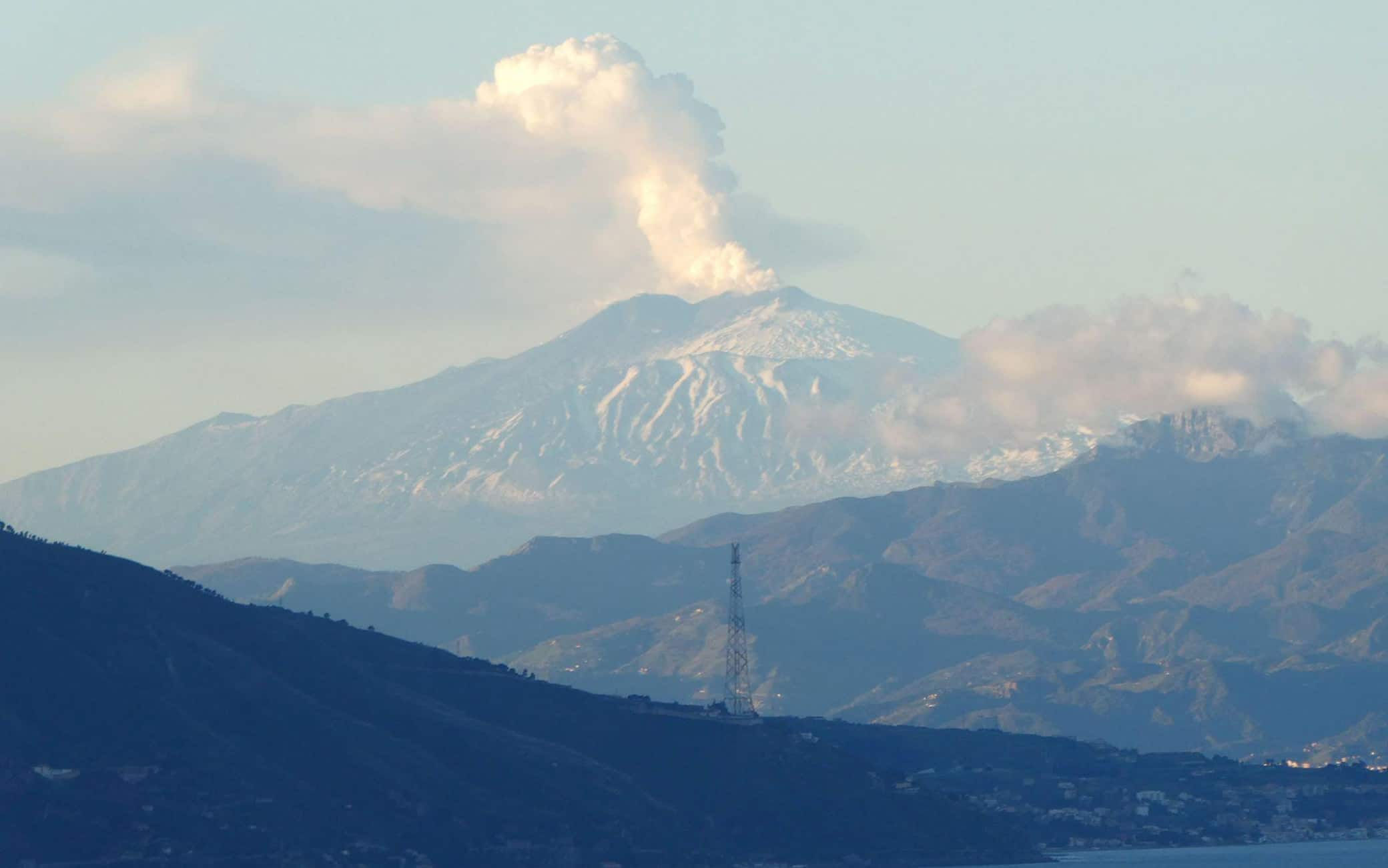 Un'immagine dell'Etna vista da Palmi (Reggio Calabria), 28 dicembre 2018. ANSA/DOMENICO SURACE