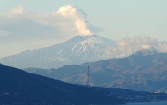 Un'immagine dell'Etna vista da Palmi (Reggio Calabria), 28 dicembre 2018. ANSA/DOMENICO SURACE