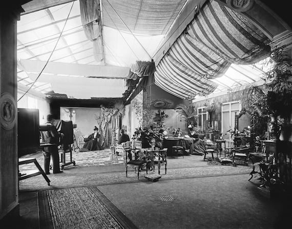 Fratelli Alinari. La sala di posa dello Stabilimento fotografico Fratelli Alinari, sulla sinistra l'operatore Gaetano Puccini, Firenze, 1899, negativo alla gelatina sali d’argento su vetro, Archivi Alinari, Firenze