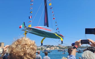 Varata la nuova Ac75 di Luna Rossa a Cagliari, 13 aprile 2024. Con la benedizione del vescovo Giuseppe Baturi è scattato alle 13.23 il via alla nuova avventura della barca che cercherà di portare in Italia la Coppa America. La madrina dell'inaugurazione è stata come al solito Miuccia Prada accompagnata dal patron Patrizio Bertelli. Poi la fatidica frase 'Io ti battezzo Luna Rossa'. Con la bottiglia di spumante che si è schiantata sulla scocca argentata della nuova barca dai colori argento, grigio e rosso con due ali gialle che la faranno "volare" sull'acqua. Uno scafo molto affusolato per affrontare meglio le onde. ANSA/ ROBERTA CELOT