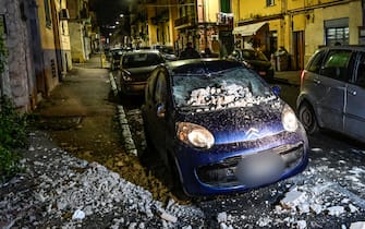 calcinacci caduti in strada nel quartiere Bagnoli di Napoli a causa del sisma  13 marzo 2025. ANSA / CIRO FUSCO