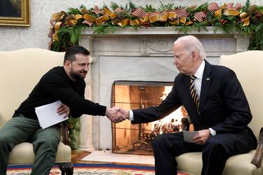 epa11025152 US President Joe Biden (R) and Ukrainian President President Volodymyr Zelensky (L) shake hands during their bilateral meeting in the Oval Office of the White House in Washington, DC, USA, 12 December 2023.  EPA/Yuri Gripas/ABACA / POOL