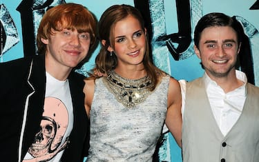 LONDON, ENGLAND - JULY 06:  (EMBARGOED FOR PUBLICATION IN UK TABLOID NEWSPAPERS UNTIL 48 HOURS AFTER CREATE DATE AND TIME)  (L-R) Rupert Grint, Emma Watson and Daniel Radcliffe pose during the photocall of 'Harry Potter and the Half-Blood Prince', at Claridge's Hotel on July 6, 2009 in London, England.  (Photo by Dave M. Benett/Getty Images)