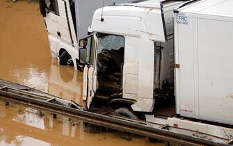 Alcuni camion sommersi in Renania dopo l'alluvione