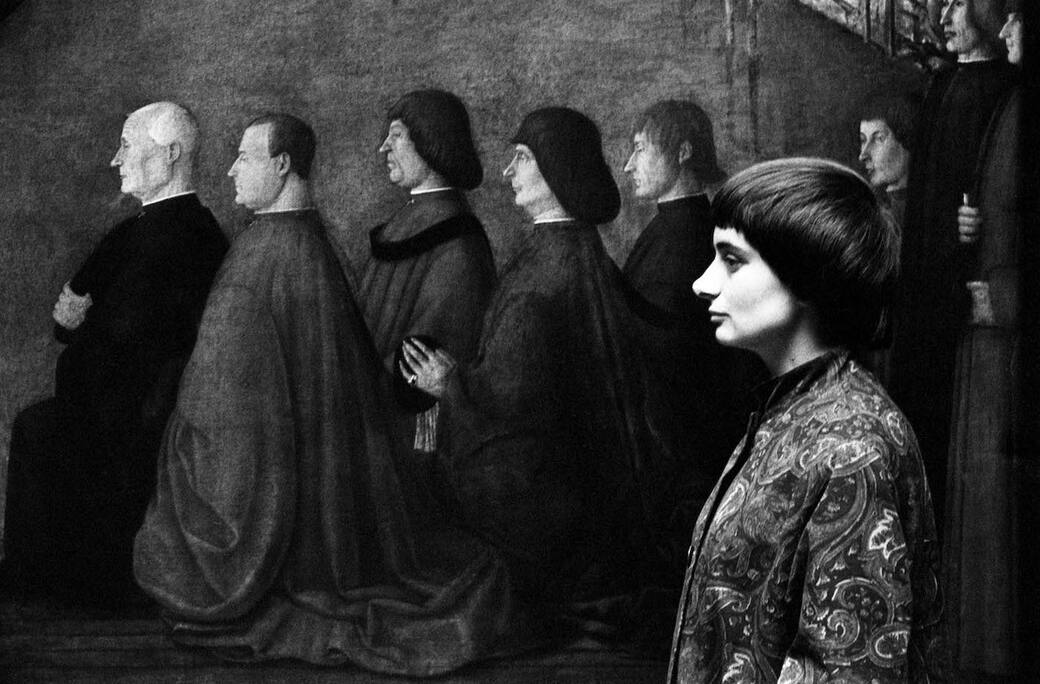 Agnès Varda, Autoritratto davanti a un dipinto di Gentile Bellini, Venezia, 1959. © Succession Agnès Varda - Fonds Agnès Varda déposé à l'Institut pour la photographie.