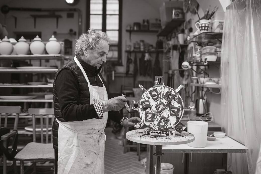 Ugo Nespolo all'opera da Ceramiche Pierluca, Albissola Marina, ph. Marcello Campora