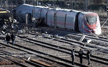 epa08197968 A general view over the site of the train derailment on the Milan-Bologna line, in Livraga, near Lodi, northern Italy, 06 February 2020. According to media reports, a Frecciarossa high-speed train derailed on the Milan-Bologna line in the Lodi area. At least two people have died in the accident and some 30 others were injured, media added.  EPA/MATTEO BAZZI