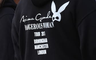 Una felpa con le date britanniche del tour Dangerous Woman
