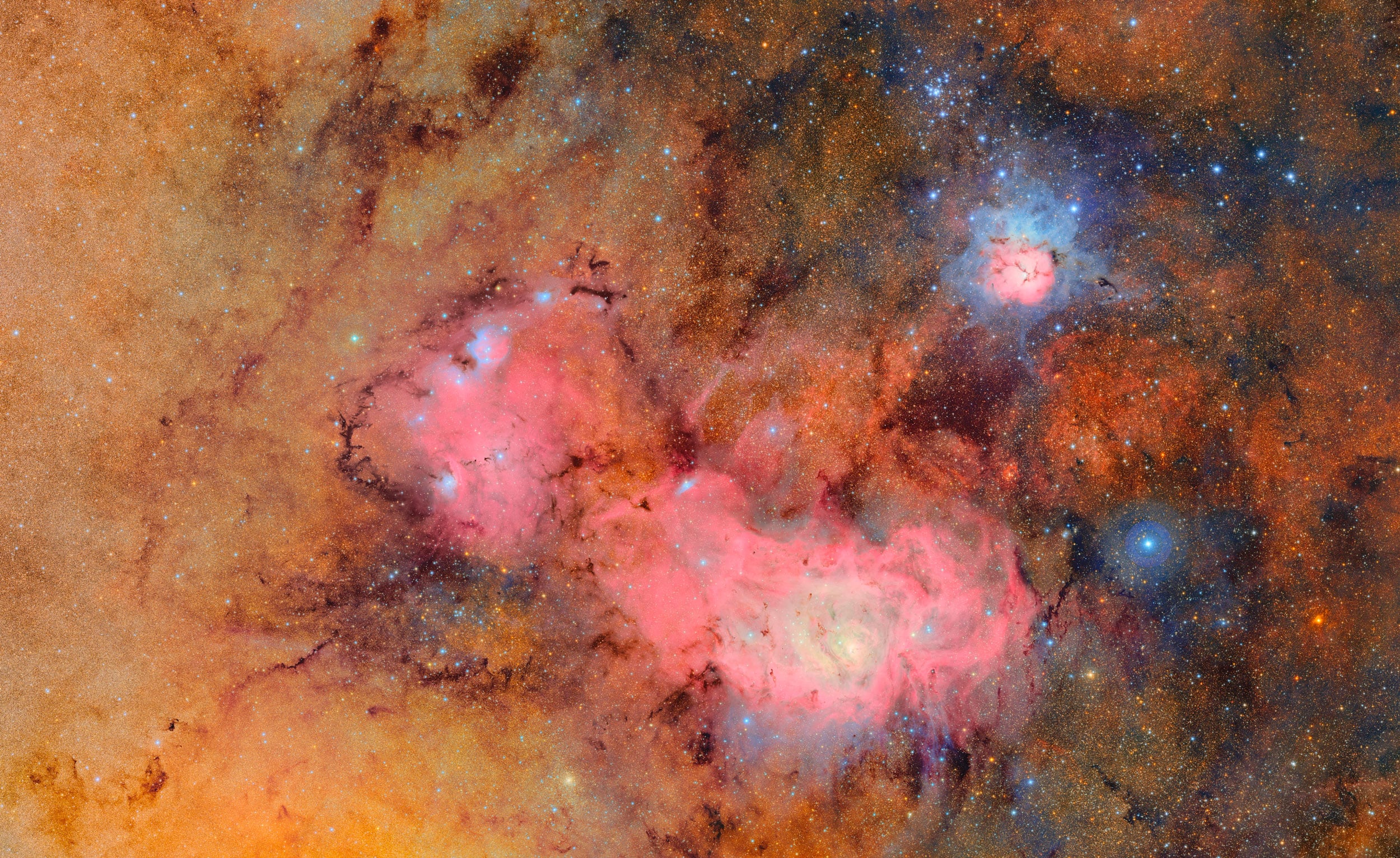 Questa immagine combina 678 scatti distinti realizzati dall'Vera C. Rubin Observatory in poco più di sette ore di osservazione. Emergono dettagli altrimenti deboli o invisibili, come le nubi di gas e polveri che costituiscono la Nebulosa Trifida (in alto a destra) e la Nebulosa Laguna, entrambe situate a diverse migliaia di anni luce dalla Terra.