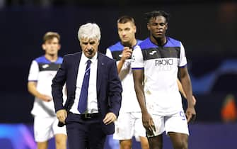 epa07852151 Atalanta's head coach Gian Piero Gasperini (2-L) and his players react after the UEFA Champions League group C soccer match between Dinamo Zagreb and Atalanta Berga mo at Maksimir stadium in Zagreb, Croatia, 18 September 2019.  EPA/ANTONIO BAT